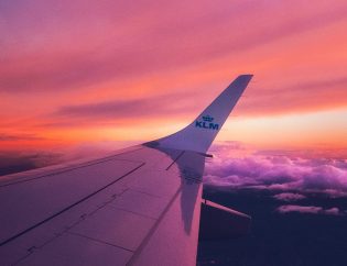 ala de avión volando en el cielo