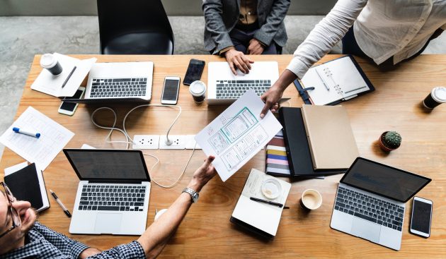 mesa de trabajo con ordenadores portátiles