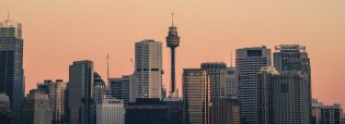 ciudad grande con edificios altos