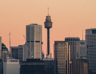 ciudad grande con edificios altos