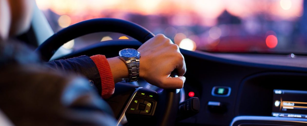 hombre conduciendo en un coche