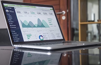 ordenador análisis estrategia de marketing digital