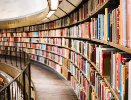 biblioteca grande con muchos libros. Gestión documental