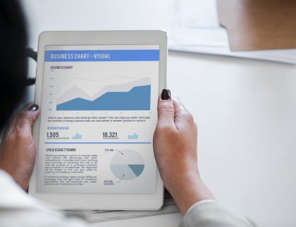 tablet blanca con gráficos de analíticas web