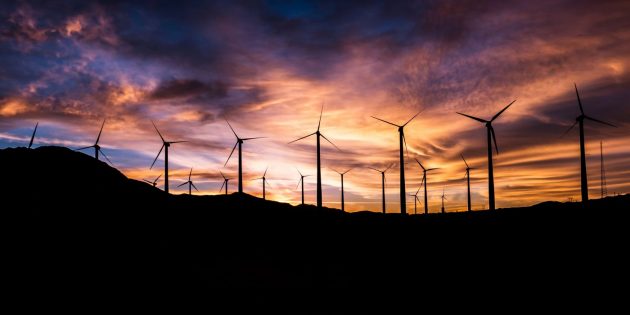 molinos de viento durante el atardecer