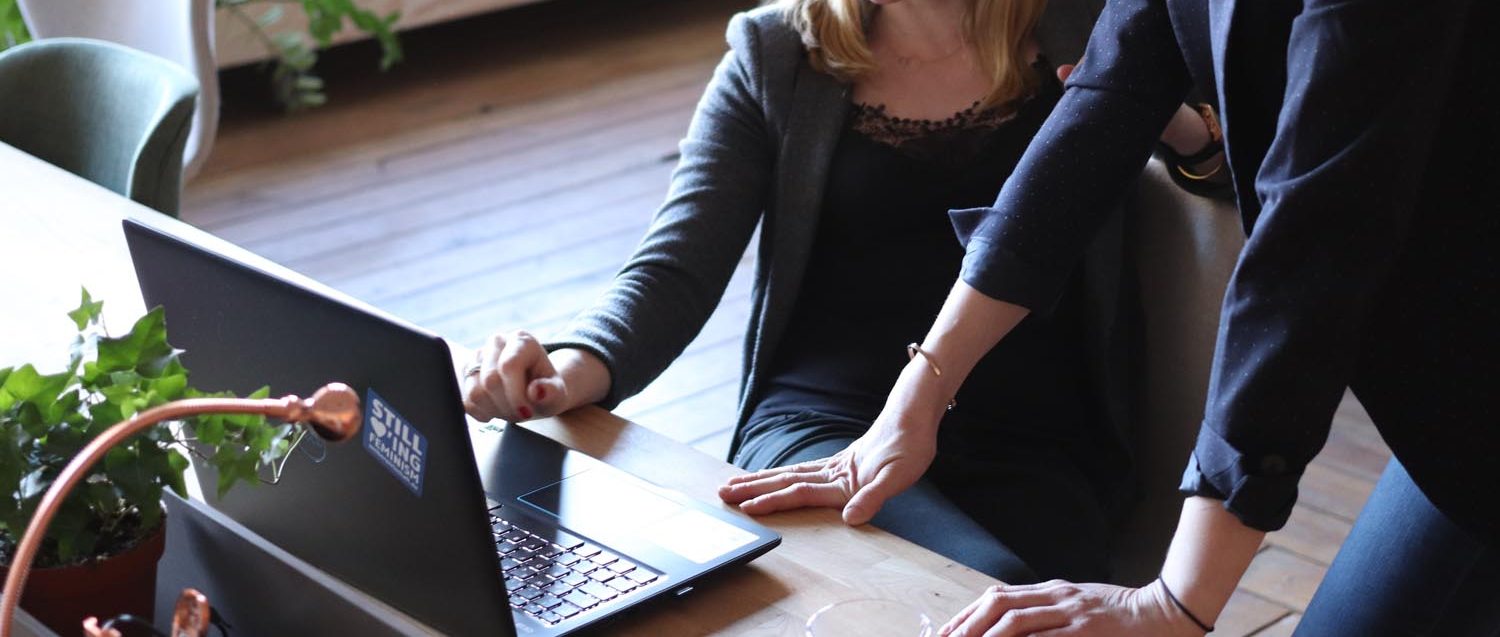 personas en una oficina trabajando con un ordenador