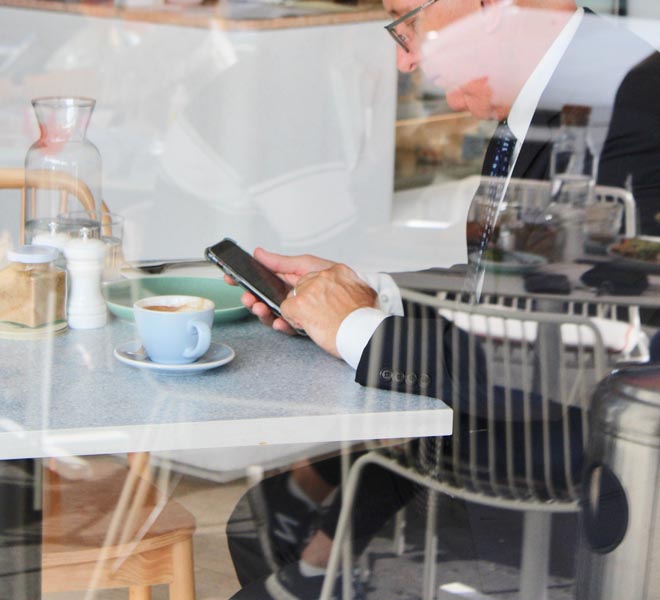 persona usando smartphone con wifi de un restaurante
