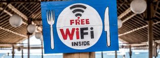 cartel free wifi de un restaurante