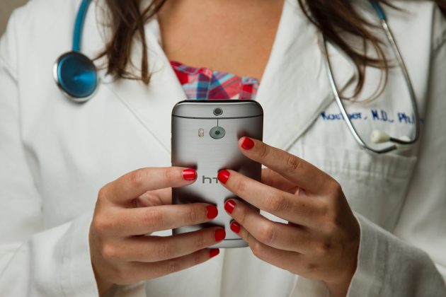 mujer utilizando una aplicación de tecnología en el campo de la salud