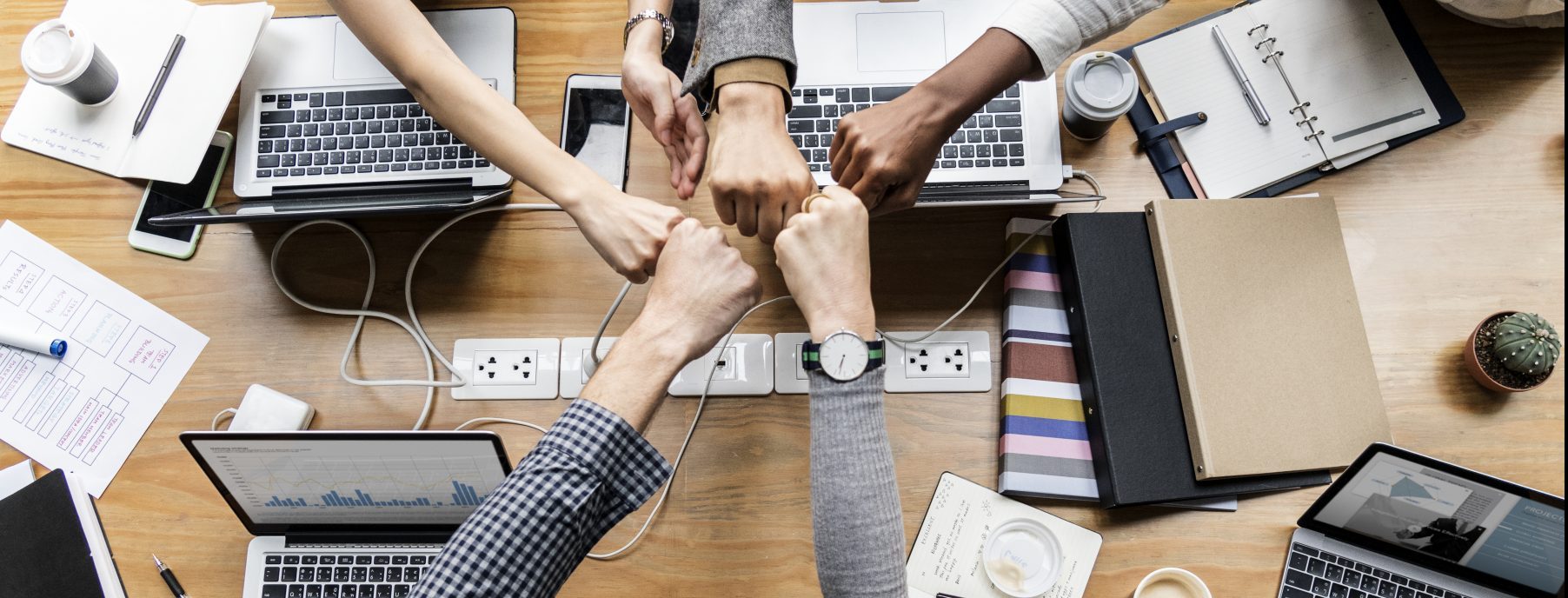 Personas en un entorno de trabajo del sector de la tecnología.